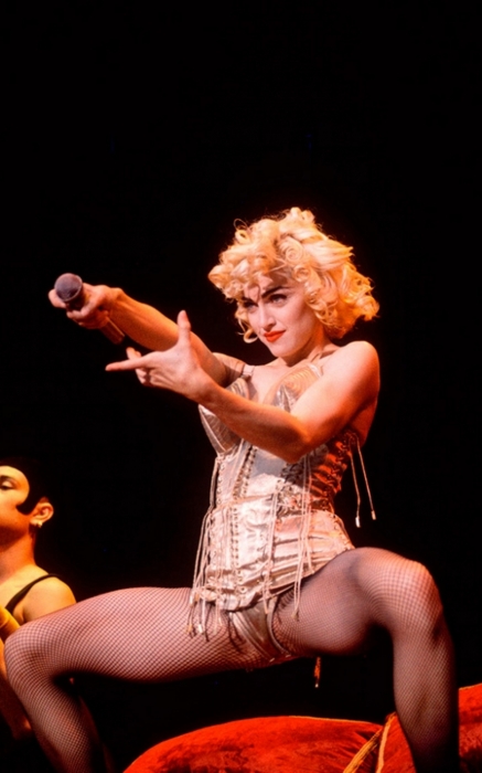 Декольте Мадонны – Мадонна – The Girlie Show (1993)