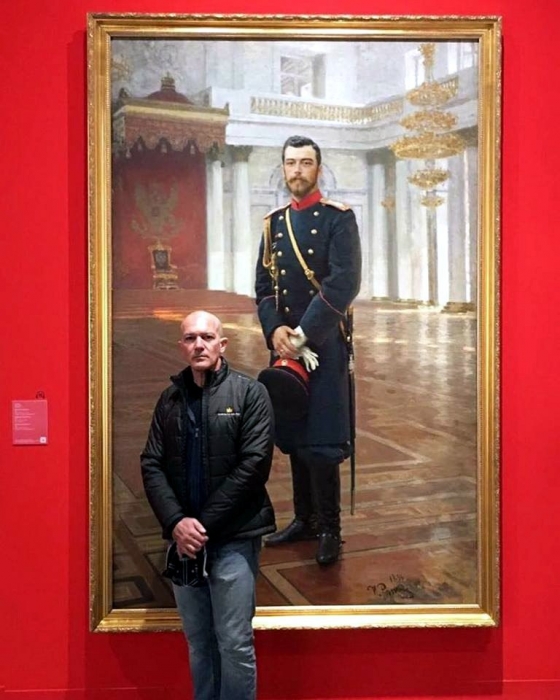 Лысый Антонио Бандерас сфотографировался с портретом Николая II