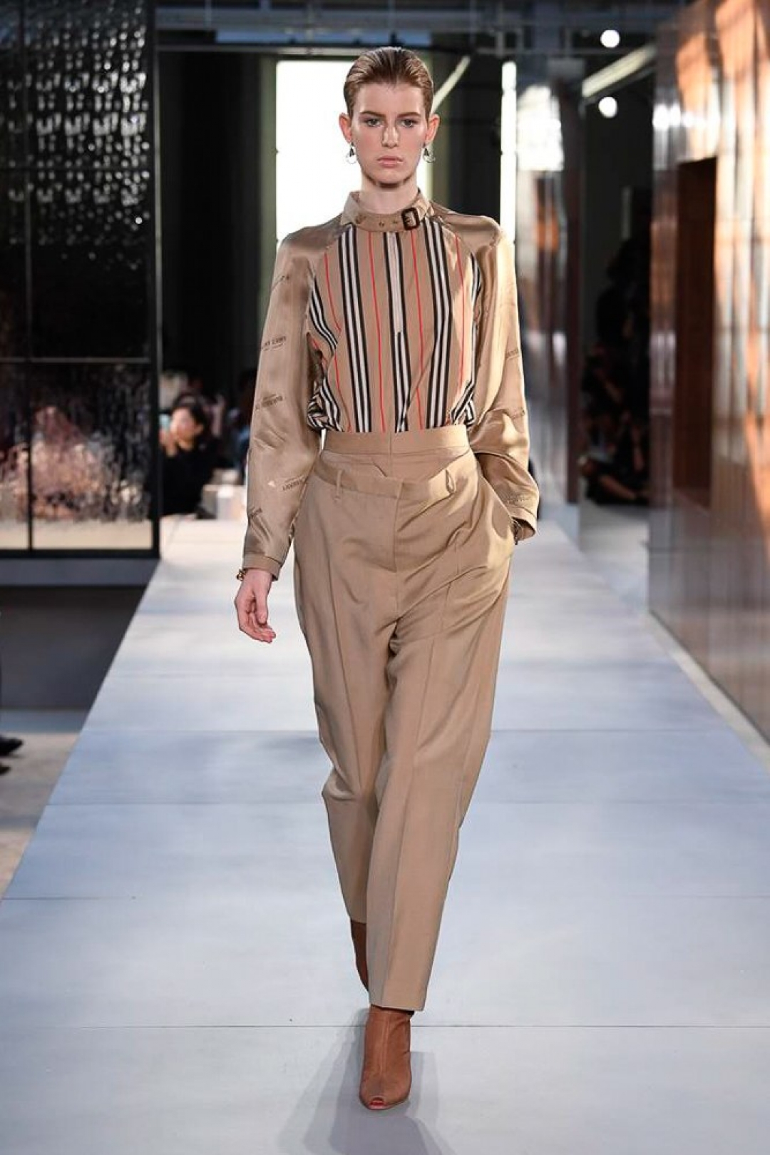 Смотреть Чего ждать от Рикардо Тиши в Burberry видео Смотреть Чего ждать от Рикардо Тиши в Burberry видео