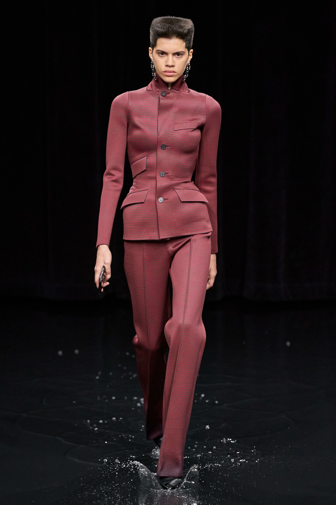 В Париже прошел показ Balenciaga: затопленный подиум, видео ...