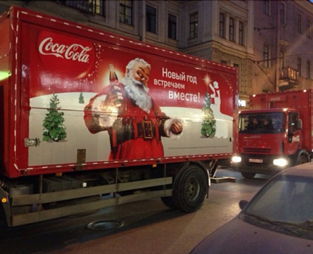 По Петербургу проехали новогодние грузовики Coca Cola