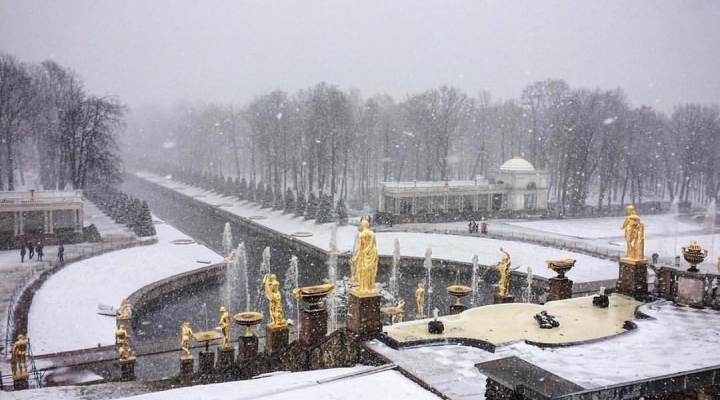В Петергофе протестировали фонтаны во время снегопада