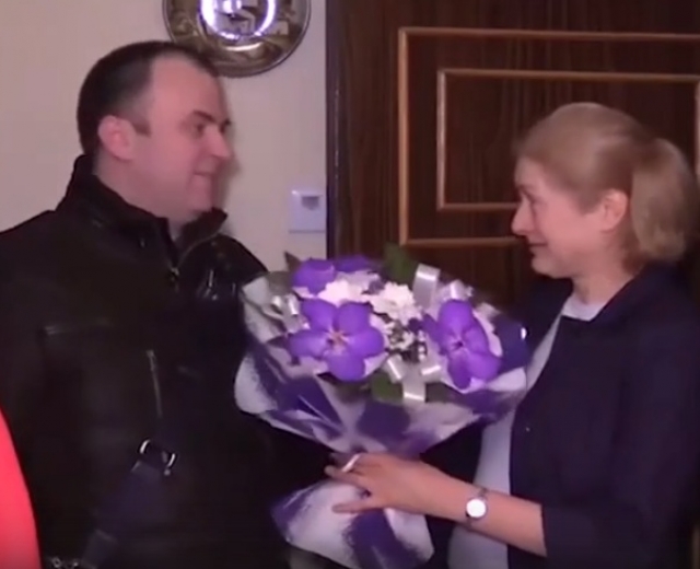 «Пришел поздравить именинницу»: петербургский чиновник перепутал годовщину теракта с юбилеем