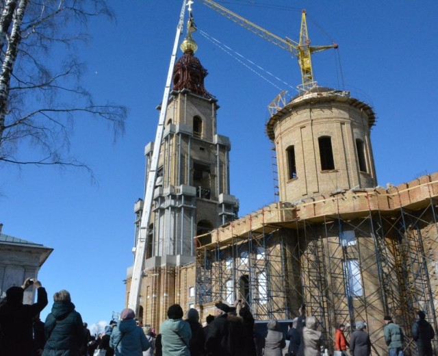 Возвышаясь над кремлем. В Костроме на колокольню Богоявленского собора водружен крест
