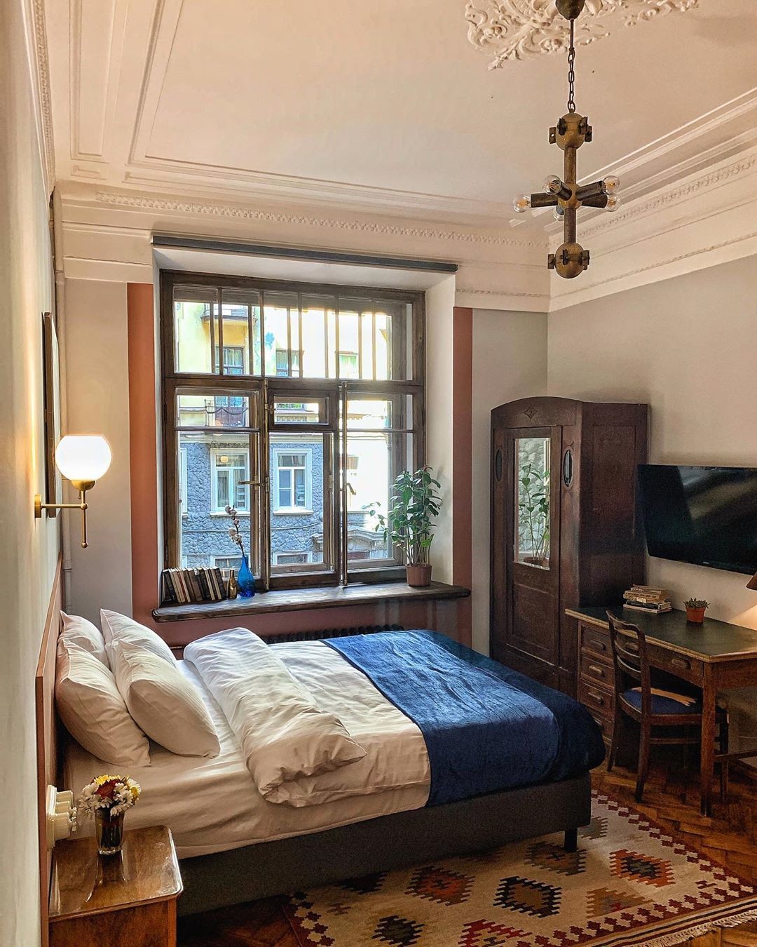 Современная спальня в историческом доме: как дизайнер Ксения Иванова объединила прошлое и настоящее