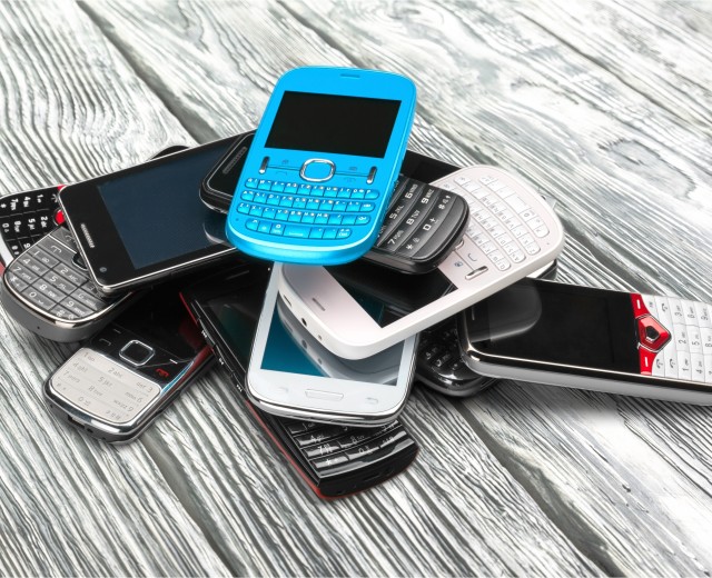 ребенок с телефоном. обсуждения телефонов. обсуждения телефонов. мобильник в руке. женщина в наушниках за компьютером.