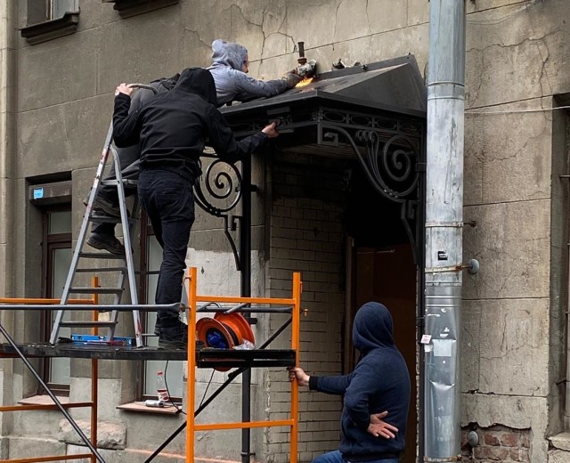 Петербуржцы своими руками воссоздали козырек над парадной в доходном доме на Чкаловском проспекте
