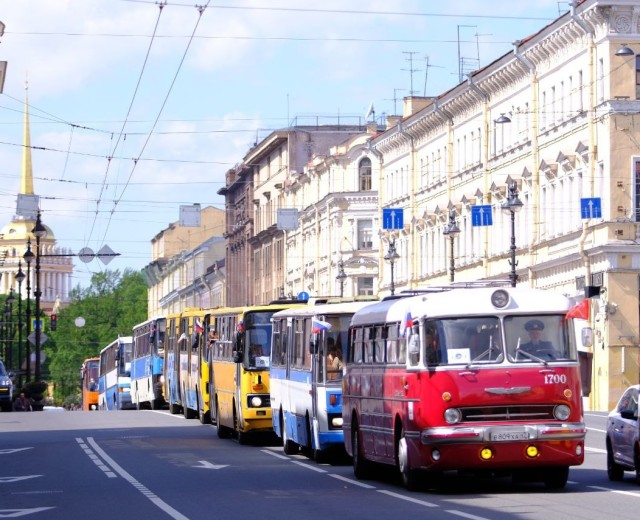 В Петербурге проходит парад ретротранспорта — с участием более 260 раритетных автобусов и троллейбусов