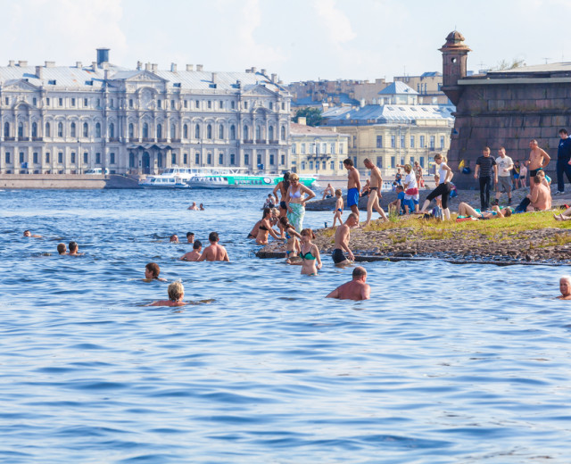 За сутки в Петербурге трое человек погибли, спасаясь от жары в водоемах