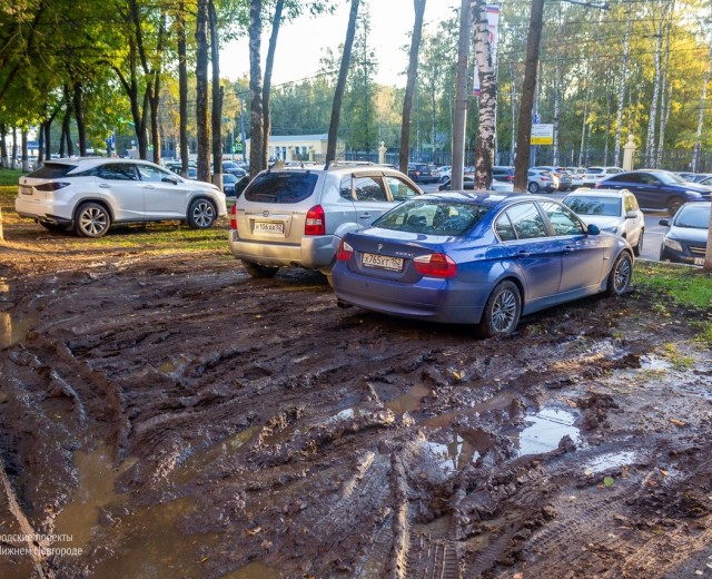 Количество мест ограничено: посетители Нижегородской «Швейцарии» вынуждены парковаться на газонах