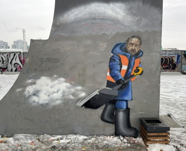 Стрит-арт дня: Беглов с лопатой в руках убирает снег под мостом Бетанкура
