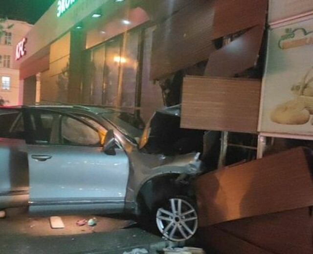 Уфимец без водительских прав на Volkswagen Touareg врезался в здание кафе «Пышка»