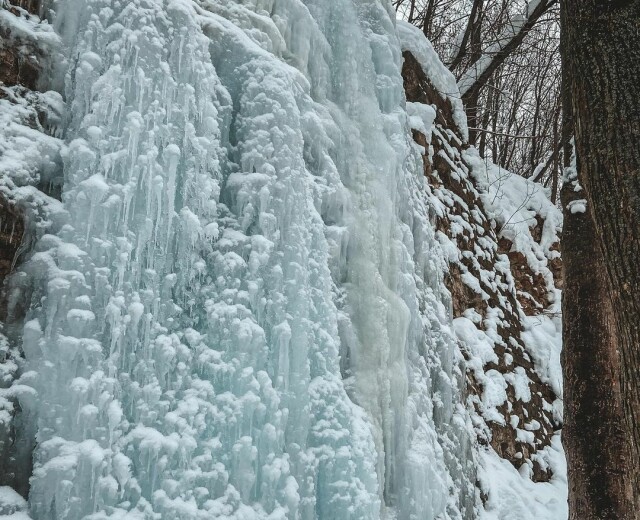 Фото дня: замерзший ледяной водопад образовался в парке «Швейцария»