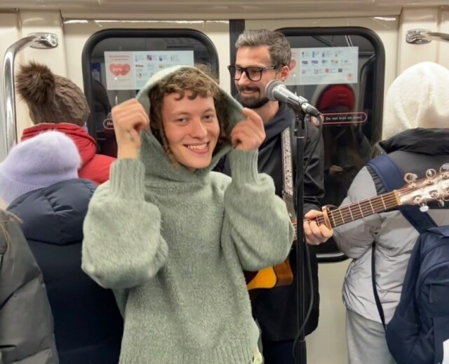 Певец Шарлот исполнил песню из «Бременских музыкантов» в вагоне петербургского метро