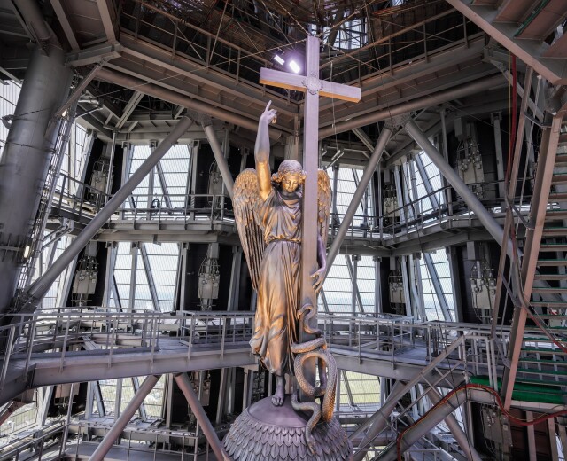 Под крышей «Лахта Центра» установили копию Ангела с Александровской колонны