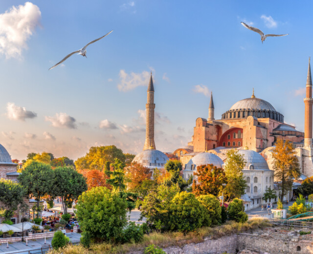 Российские туристы уже могут расплачиваться картой «Мир» в отелях Турции. Такие данные приводит глава Ростуризма 