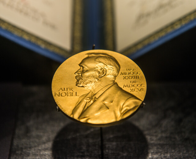 Нобелевскую медаль Дмитрия Муратова выкупили на аукционе за 103,5 млн долларов