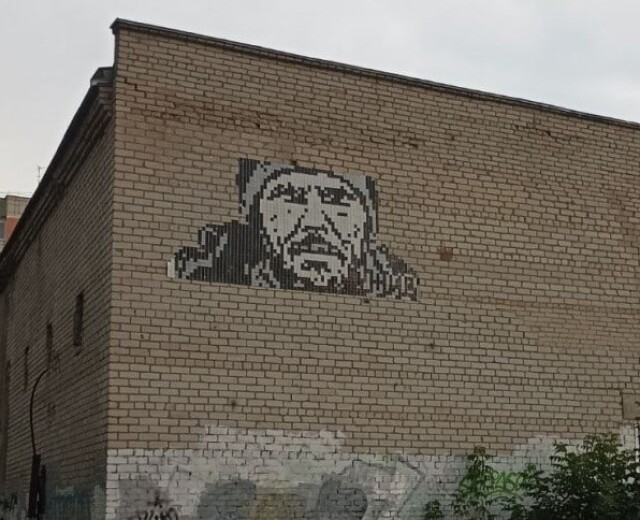 В Перми появился пиксельный портрет известного уличного художника Александра Жунева